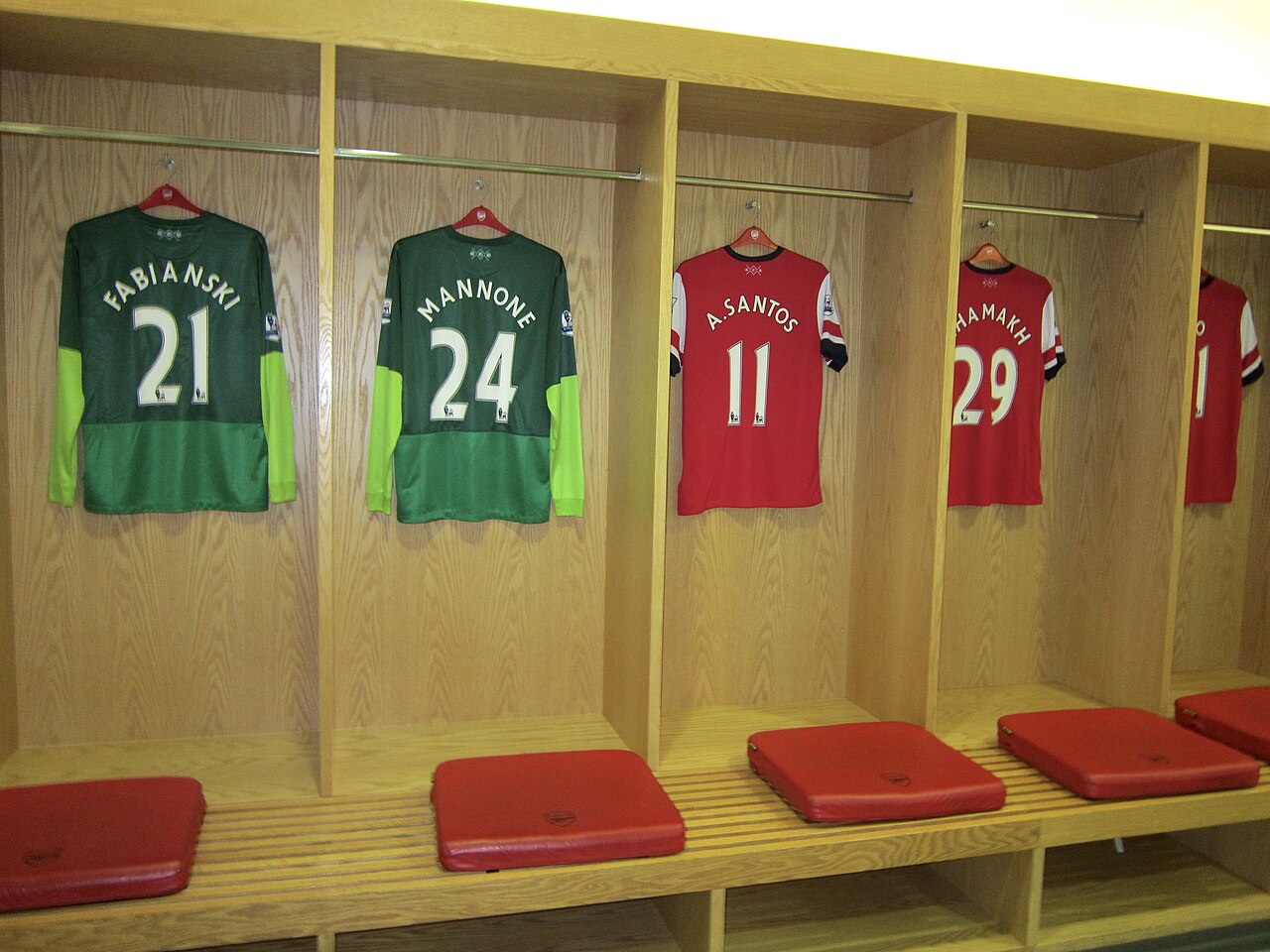 教练席的性别天花板：女性教练如何进入职业足球战术核心